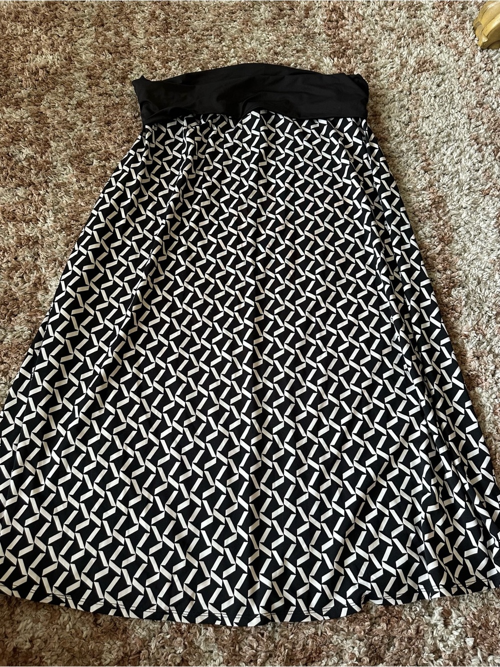 89th & Madison Black and white midi skirt with geometric pattern